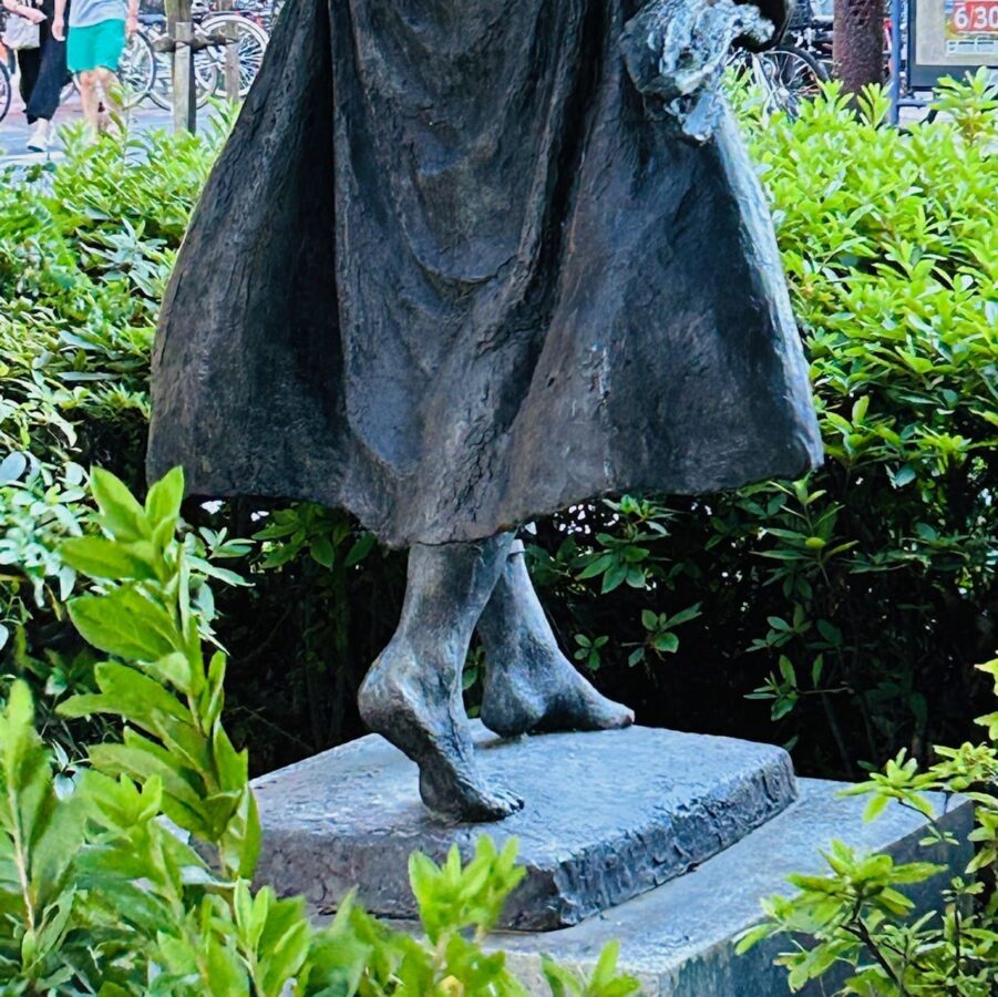 女性像『花信風』千歳烏山駅付近／踵のアップ写真