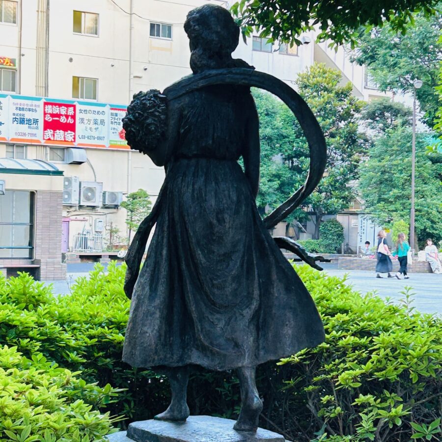 女性像『花信風』千歳烏山駅付近／斜め後ろからの写真