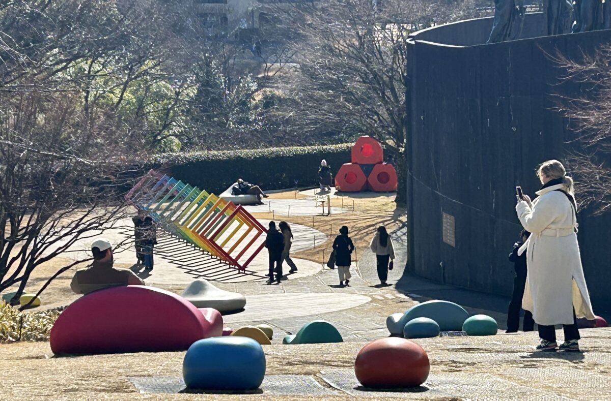 彫刻の森美術館 彫刻と芝生の休憩エリア「ポケっと。」